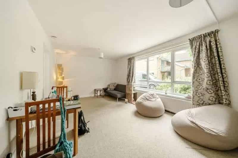 2 bed flat for sale