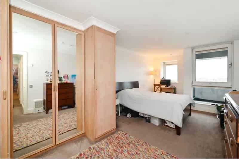 Spacious 3-Bedroom Apartment in St John's Wood with Balcony and Modern Amenities
