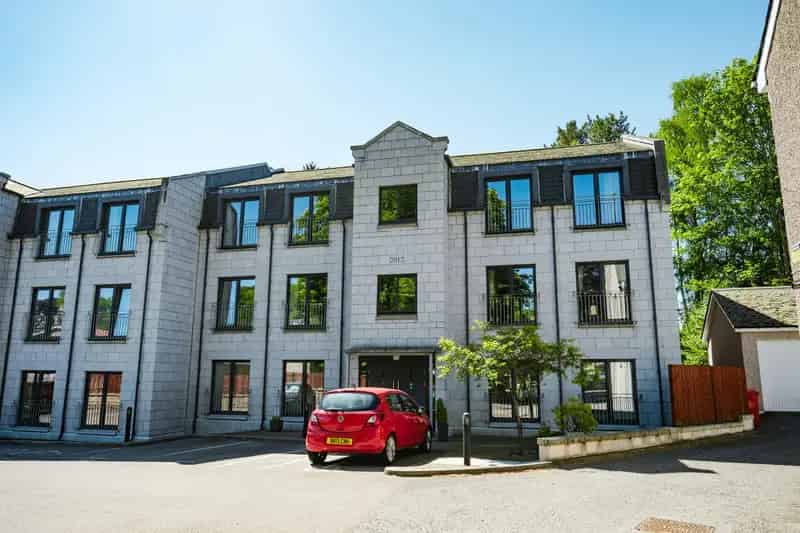 Executive 2-Bed Top Floor Apartment Golf Course Views