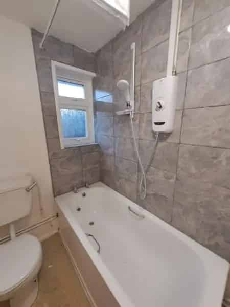 Two Bed Ground Floor Flat with Garden and Sheds