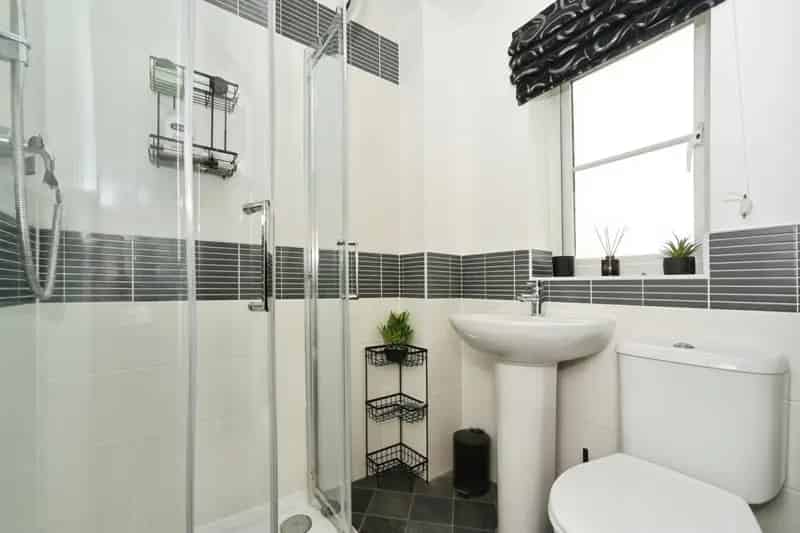 Three Bedroom Semi Detached House with Garden and Garage