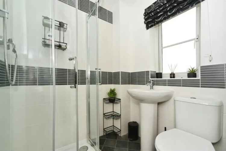 Three Bedroom Semi Detached House with Garden and Garage