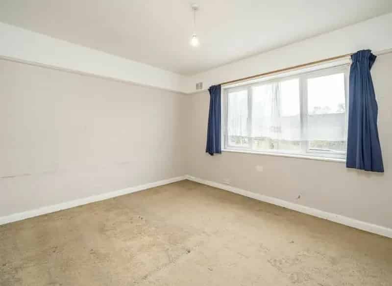 Two Bedroom Maisonette Near Castle Bar Park Station