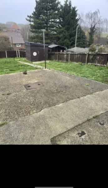 Spacious 1 Bedroom Flat Newly Carpeted and Decorated