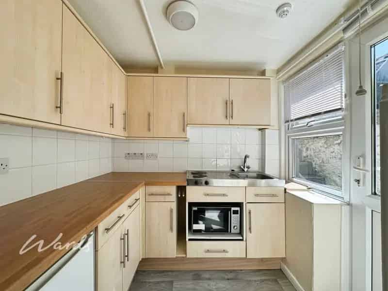 Studio Flat to Rent Garden Access Central Heating