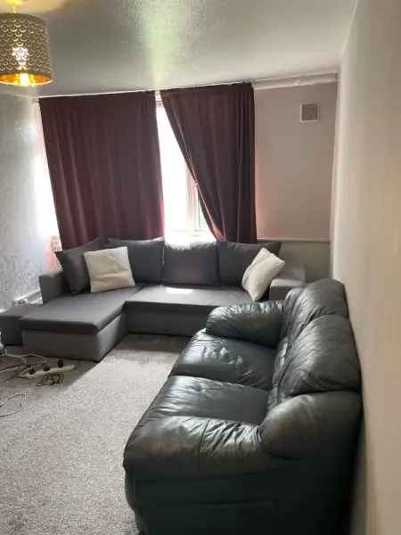 Flat For Rent in Mole Valley, England