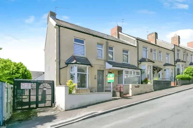 2 Bedroom End Terrace House Near Train Station and Town Centre