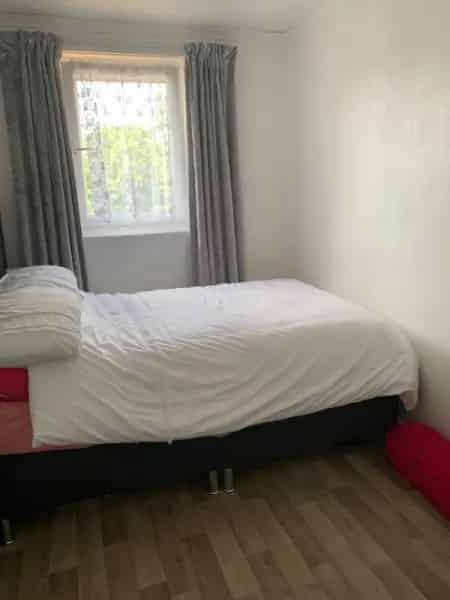 3 Bedroom Terraced House Near Cassiobury Park Pet Friendly