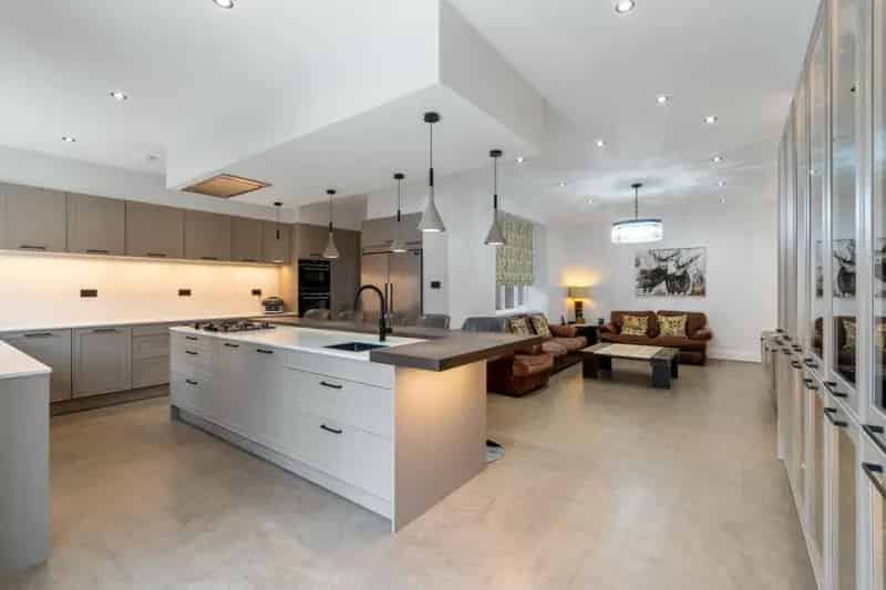6 Bedroom Detached House for Sale