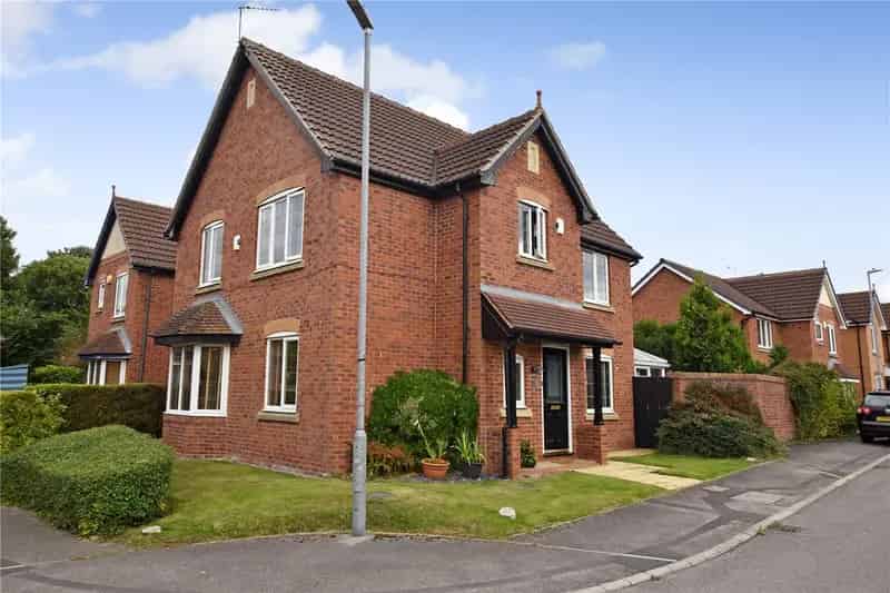 Four Bedroom Detached House with Private Garden and Garage