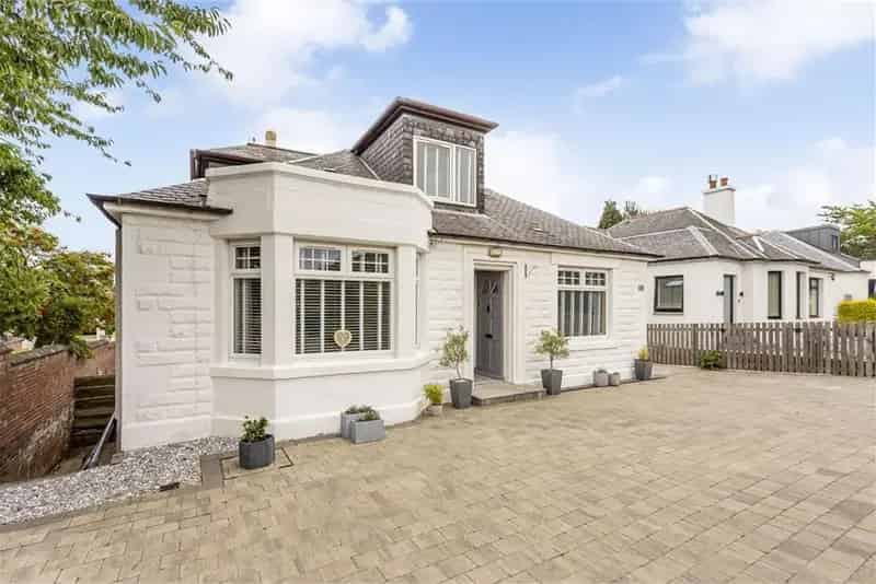 4 Bed House - Detached with 3 Reception Rooms