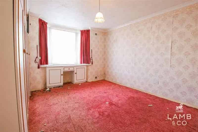 4 Bed House for Sale - Bungalow with Garden and Solar Panels
