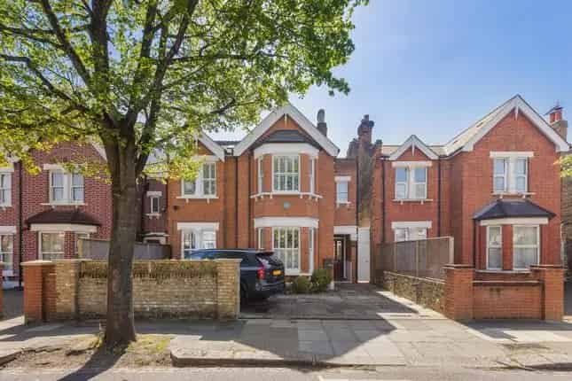 5 Bedroom Family Home for Sale in St Stephens Ealing