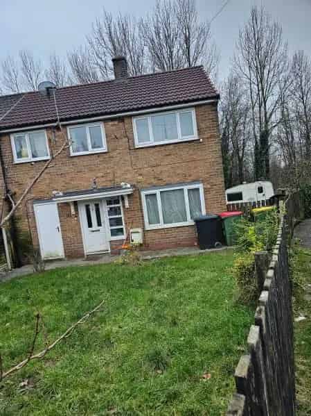 2 Bed Semi-Detached House Large Gardens Near Preston Docklands