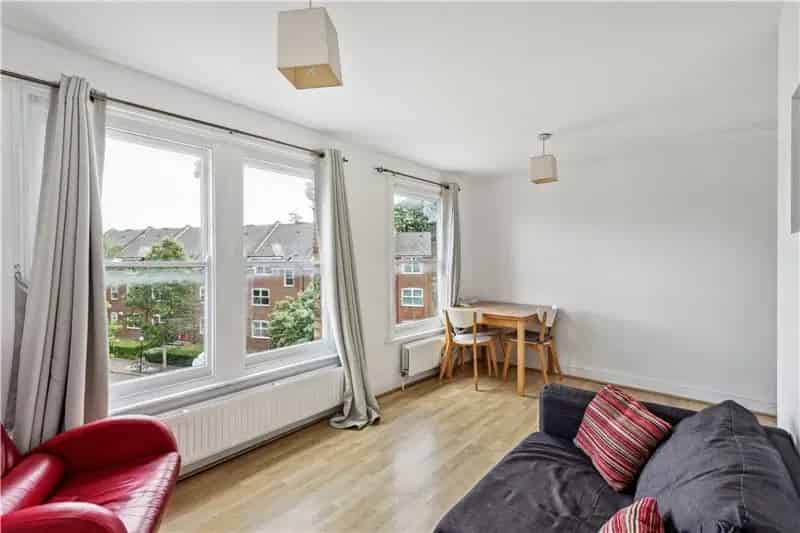 2 Bedroom Flat near Myatts Fields Park London