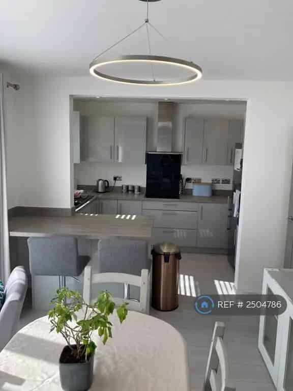 4 Bedroom Semi Detached House Filton Park All Bills Included No Deposit