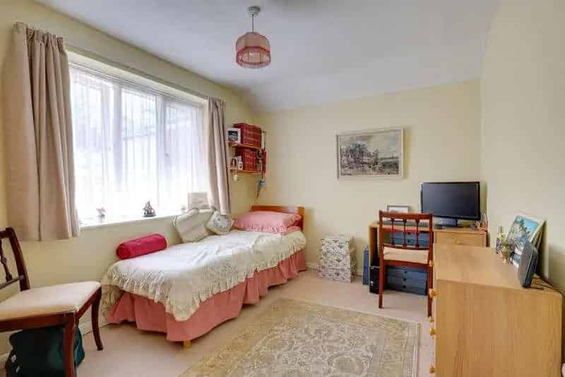 3 Bed Detached House for Sale in Caversham