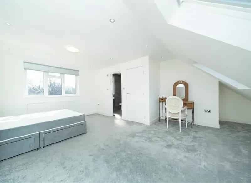 5 Bedroom House with Garden and Off-Street Parking