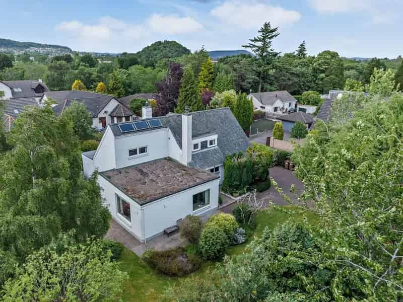 6 Bedroom Detached House for Sale