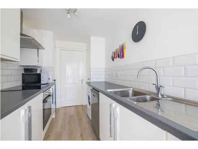 3 Bedroom Flat for Sale in Quiet Residential Crescent