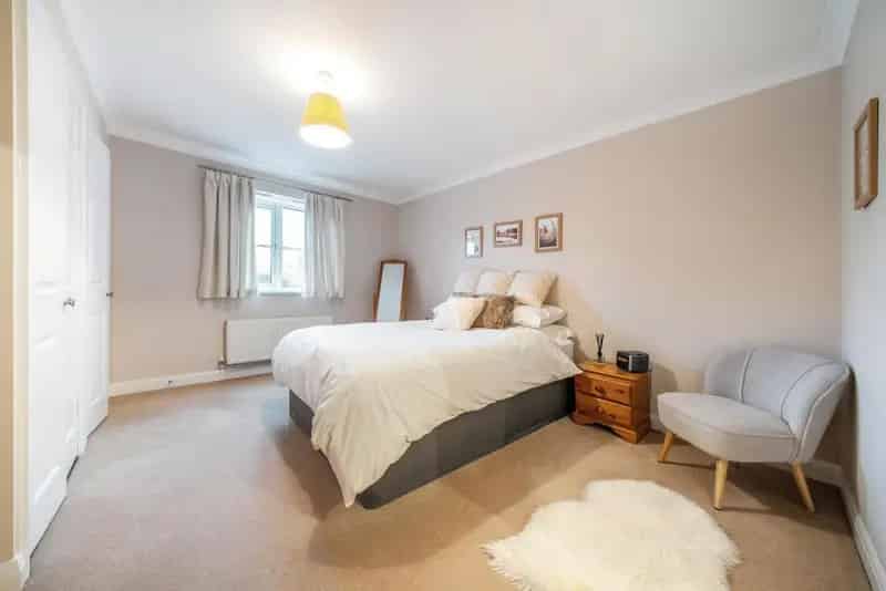 2 Bed 2 Bath Apartment Near Mainline Stations