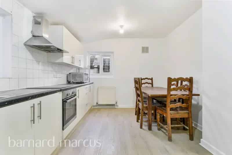 Spacious 4-Bedroom Period Conversion Flat Near Tooting Bec