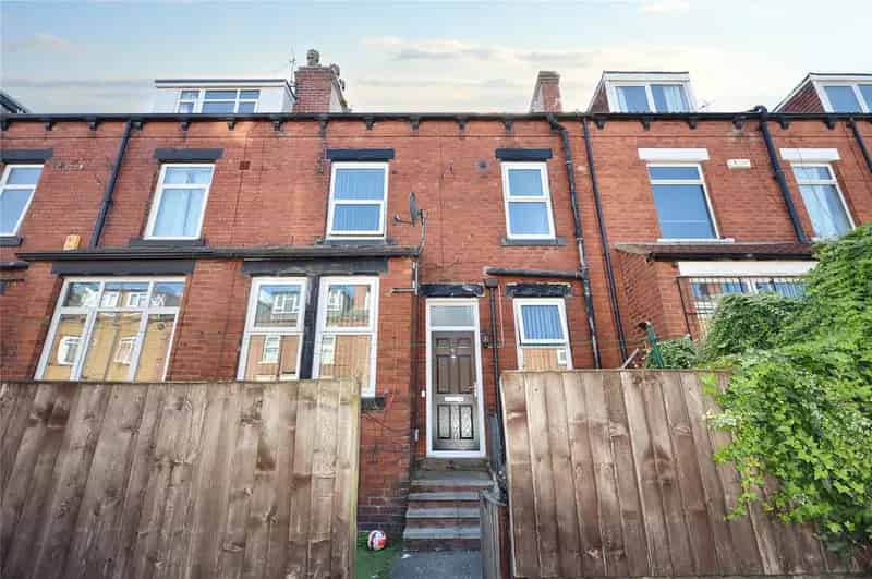 2 Double Bedroom Terrace House Near M62 M1 Motorways