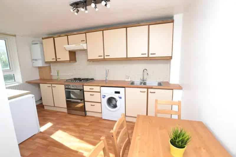 1 Bedroom Flat Share E14 Zone 2 - Newly Refurbished