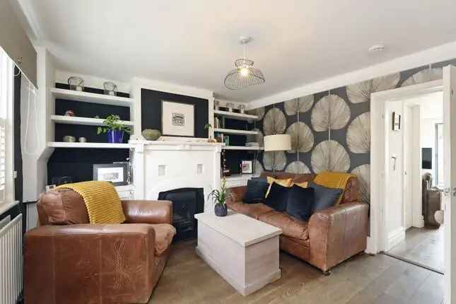 Cottage to rent in Uxbridge Road, Hampton Hill, Hampton TW12