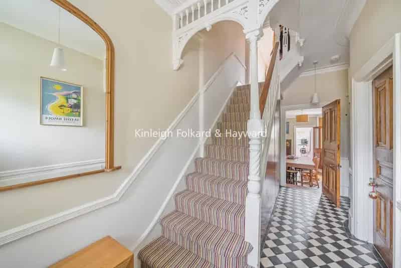 5 Bedroom Mid-Terraced House with Double Garage