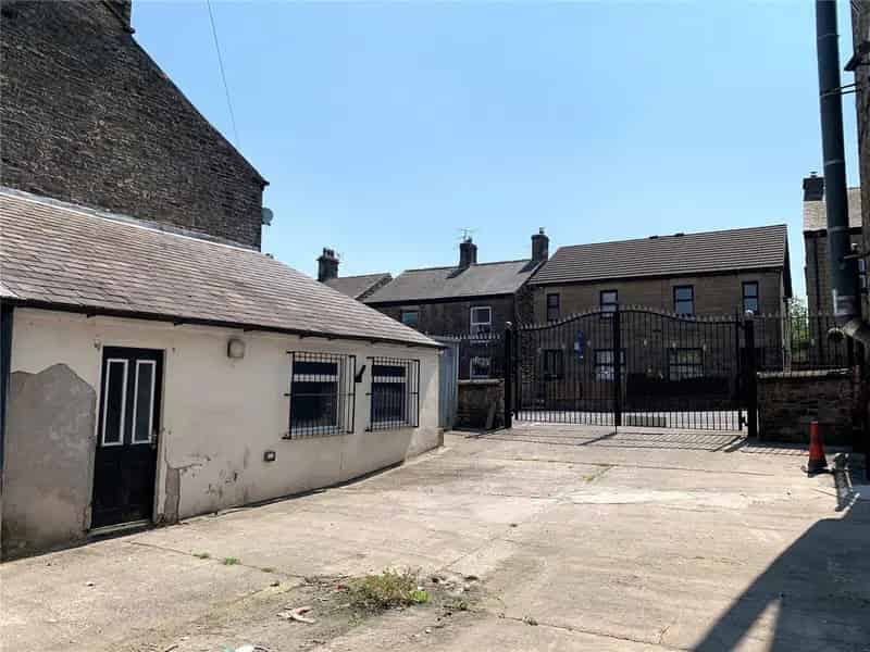 Commercial Premise with Residential Potential - Modern Auction