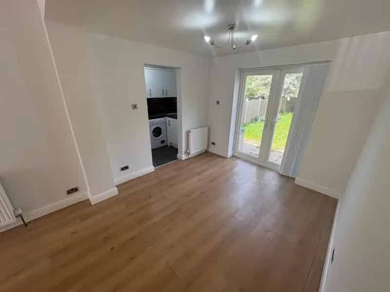 3 Bedroom Semi Detached House with Driveway and Garden Zero Deposit Available