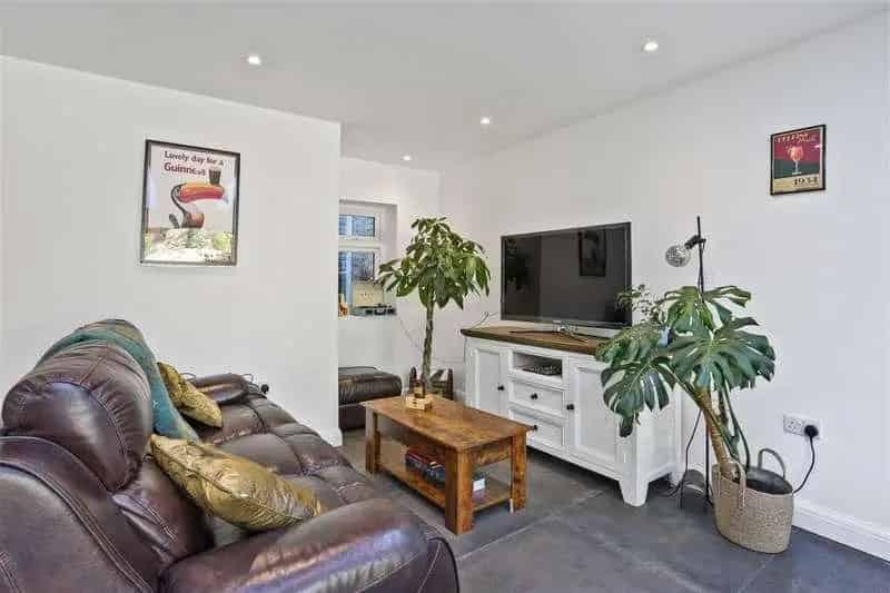 2 bed flat for sale