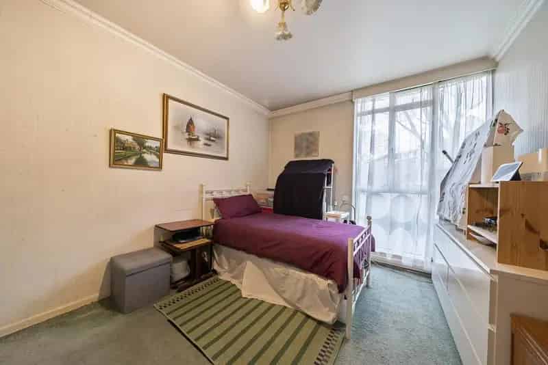 Spacious Two-Bedroom Flat in Grade II Listed Building