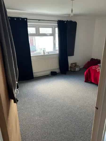 Studio Flat Near Shops and Bus Route