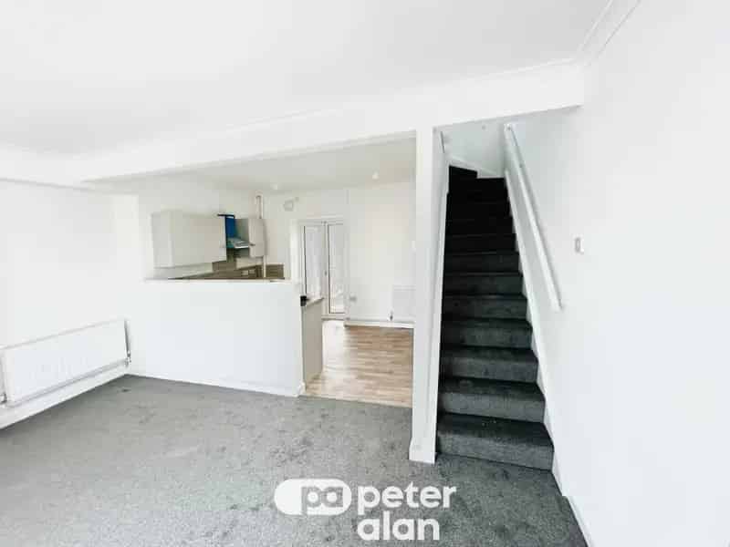 3 Bedroom Terraced House Near Transport Links