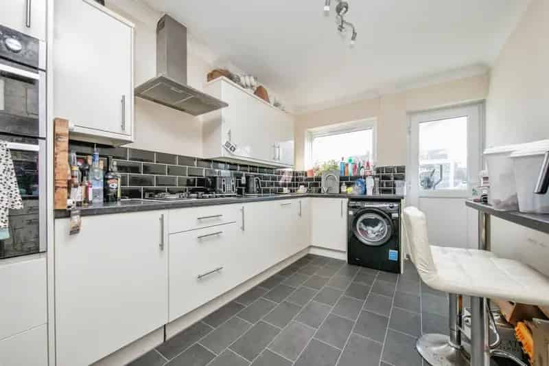 3 Bed House with Conservatory and Gardens