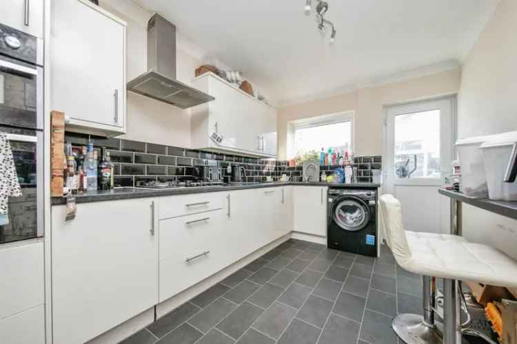 3 Bed House with Conservatory and Gardens