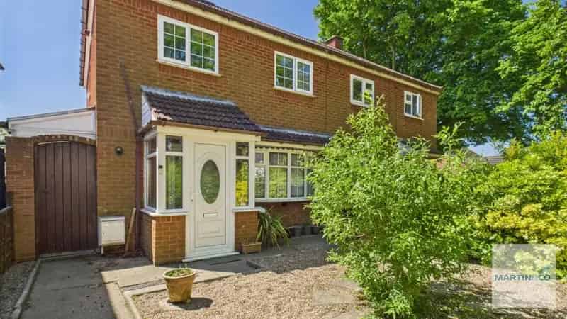 2 Bedroom House For Sale Hockley Modern Kitchen and Bathroom