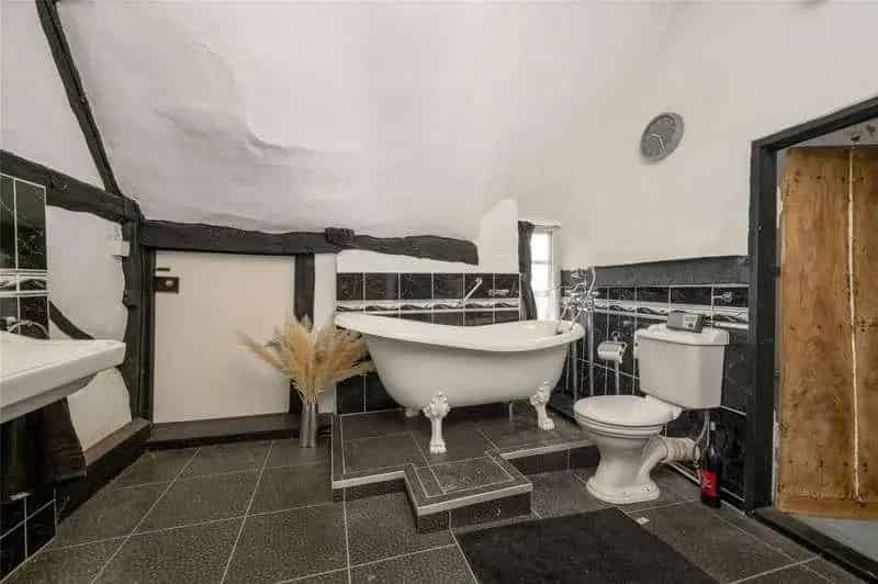 4 Bed Detached Thatch Cottage Queniborough