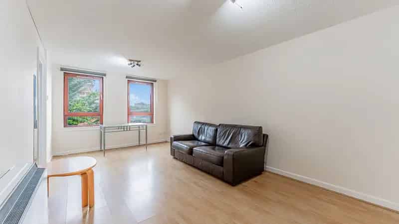 Glasgow Cowcaddens 2-Bedroom Apartment with Parking