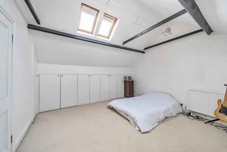 Flat For Sale in London, England