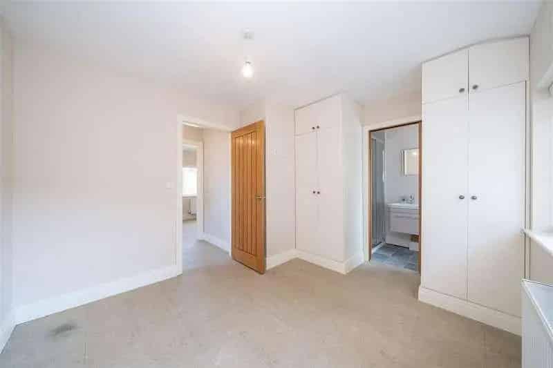 2 Bed House for Sale in Boxmoor - Modern End Terrace