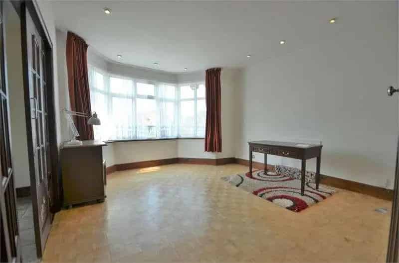 2 Bed Flat for Sale near Mill Hill Broadway