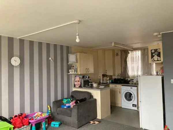 Flat For Rent in Castle Point, England