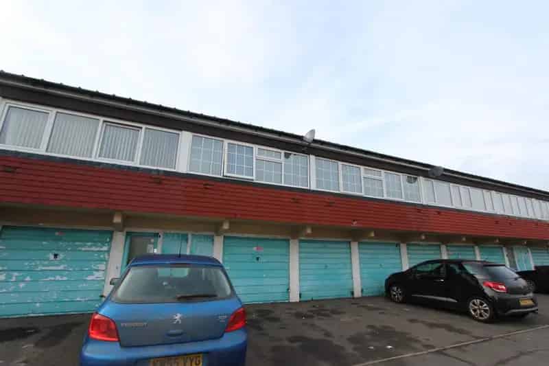 2 Bedroom Flat for Sale Near M42 and Marston Green Train Station