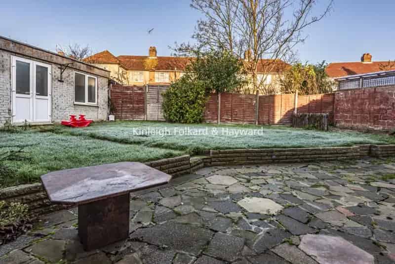 Three Double Bed Semi Detached House Near Brent Cross