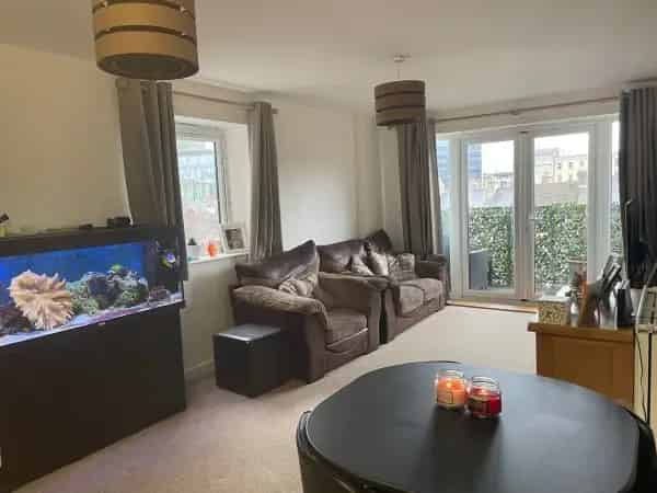 2 Double Bedroom Flat Near Town Centre with Balcony and Garden