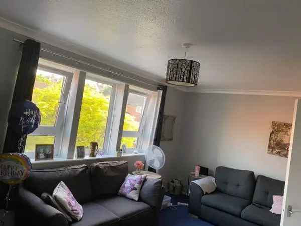 2 Double Bedroom House Near Schools and Park