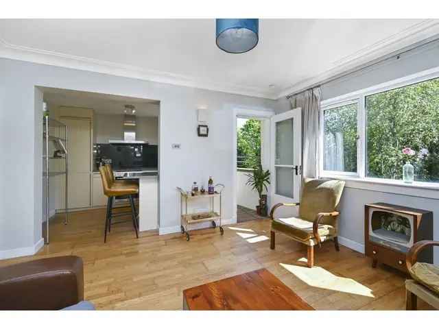 3 Bedroom Flat for Sale in Trinity